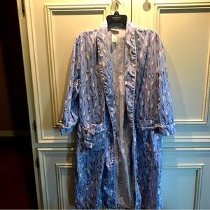Women’s 💯 cotton robe w/belt loops, pockets and belt. Light blue piped in white